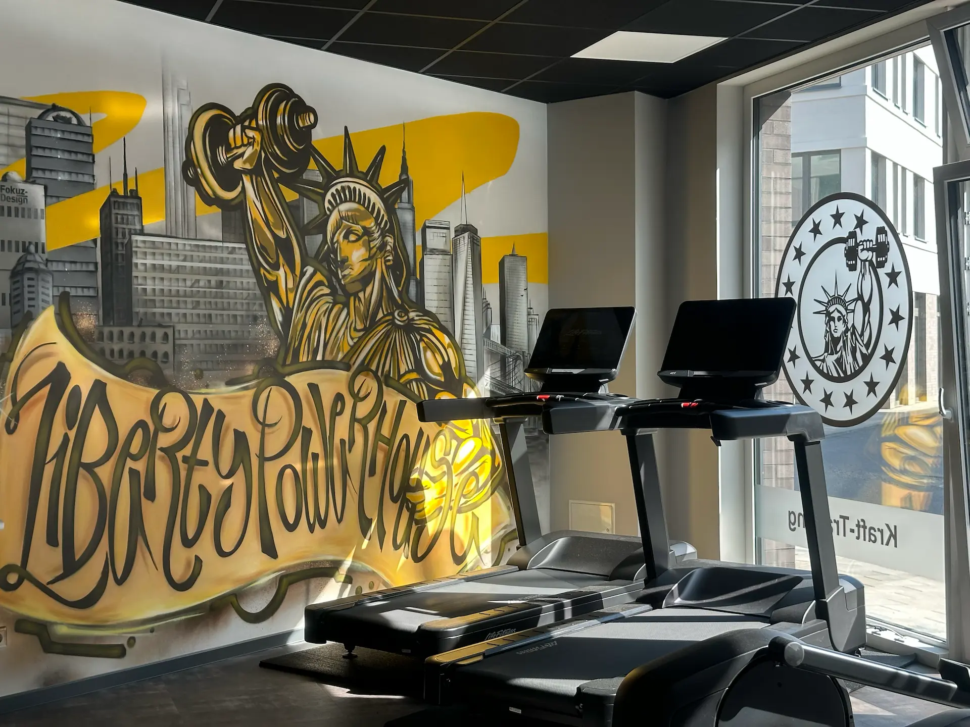 Cardio-Bereich im Liberty Powerhouse Gym Michendorf mit Life Fitness Laufbändern